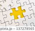 ジグソーパズル（黄色のスペース） 137278565