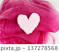 ピンクのふわふわハート 137278568