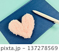 もふもふのピンクハートとペン 137278569
