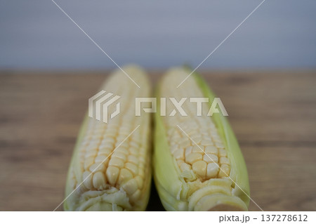 甘くて新鮮なホワイトコーン	 137278612