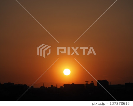 オレンジ色の夕空と関東山地に沈む太陽 オレンジ色の夕空と関東山地に沈む太陽 137278613