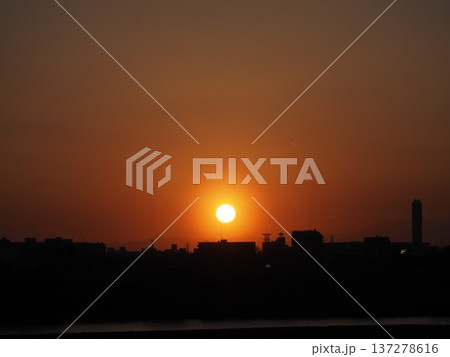 オレンジ色の夕空と関東山地に沈む太陽 オレンジ色の夕空と関東山地に沈む太陽 137278616