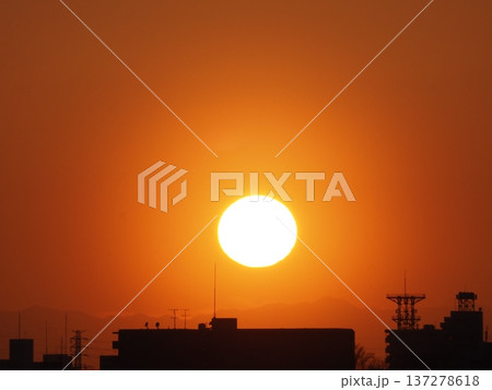 オレンジ色の夕空と関東山地に沈む太陽 137278618