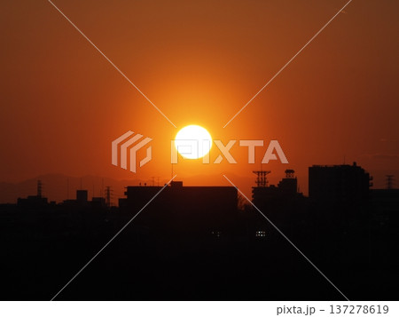 オレンジ色の夕空と関東山地に沈む太陽 137278619