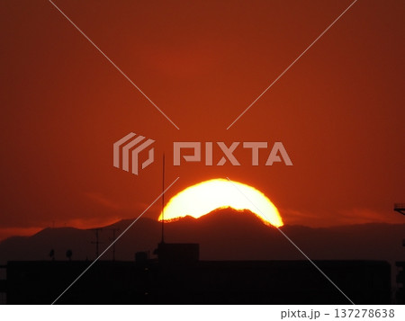 オレンジ色の夕空と関東山地に沈む太陽 オレンジ色の夕空と関東山地に沈む太陽 137278638