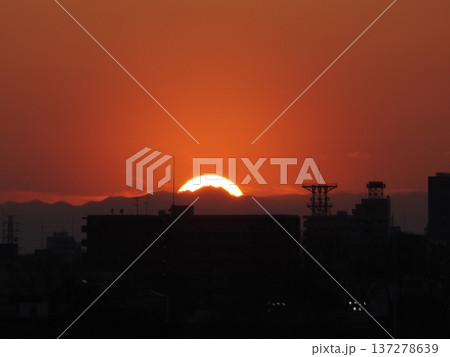 オレンジ色の夕空と関東山地に沈む太陽 オレンジ色の夕空と関東山地に沈む太陽 137278639