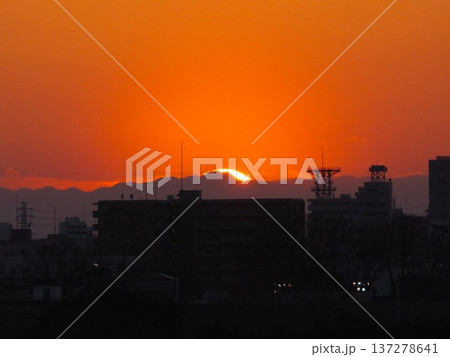オレンジ色の夕空と関東山地に沈む太陽 オレンジ色の夕空と関東山地に沈む太陽 137278641
