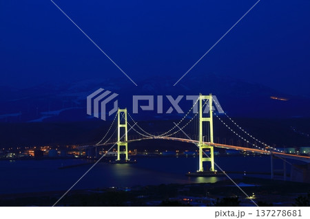 祝津公園展望台から見た白鳥大橋と室蘭工場夜景 137278681