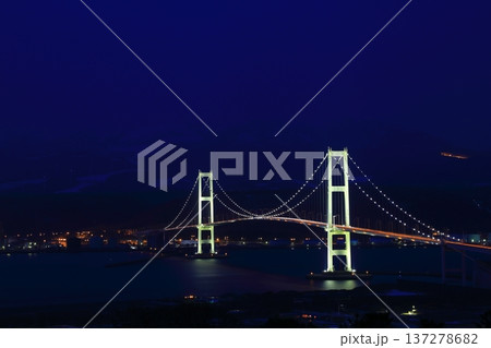 祝津公園展望台から見た白鳥大橋と室蘭工場夜景 137278682