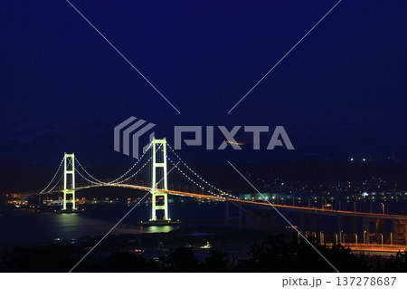 祝津公園展望台から見た白鳥大橋と室蘭工場夜景 137278687