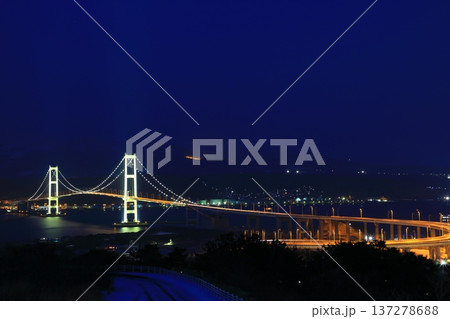 祝津公園展望台から見た白鳥大橋と室蘭工場夜景 137278688