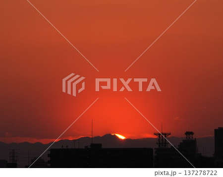 オレンジ色の夕空と関東山地に沈む太陽 137278722
