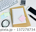 デスクの上のスマホとノートとキーボード 137278734