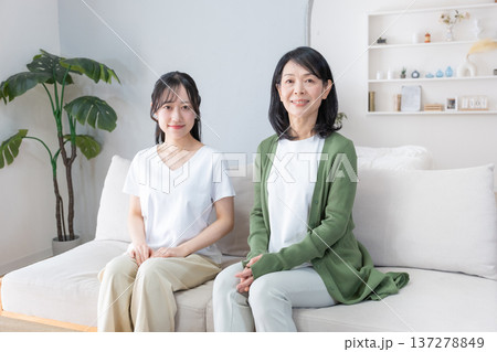 母と娘　新生活イメージ 137278849