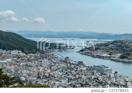 尾道の街並みと瀬戸内海 高所からのパノラマ風景 137278853