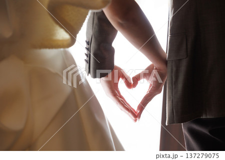 結婚をした男女の手の写真 夫婦のイメージ画像 ハートの手元 結婚をした男女の手の写真 夫婦のイメージ画像 ハートの手元 137279075