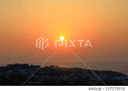 祝津公園展望台から見た夕陽 137279318