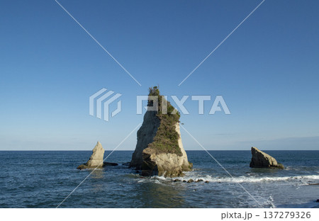 大海原に浮かぶ雀島と波 137279326