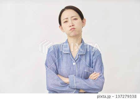パジャマ姿の女性　怒る　白背景 137279338