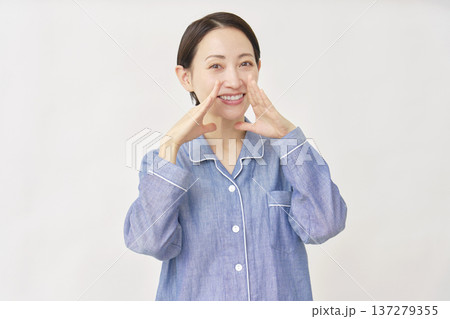 パジャマを着た女性　話しかける　白バック 137279355