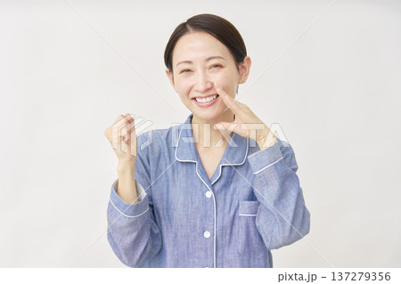 パジャマを着た女性 応援 白バック パジャマを着た女性 応援 白バック 137279356