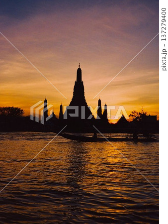 バンコク　チャオプラヤ川とワット・アルン（暁の寺）の夕暮れ 137279400