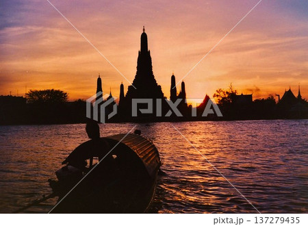 バンコク チャオプラヤ川とワット・アルン(暁の寺)の夕暮れ バンコク チャオプラヤ川とワット・アルン(暁の寺)の夕暮れ 137279435