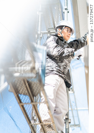 外壁塗装をする作業員 顔無し 外壁塗装をする作業員 顔無し 137279477