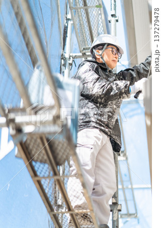 外壁塗装をする作業員　顔無し 137279478