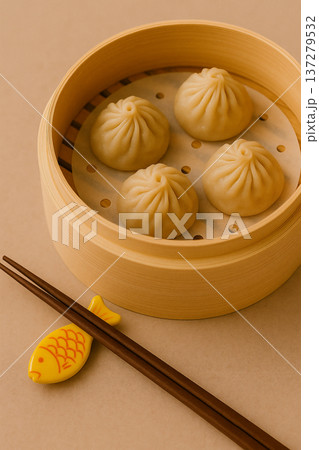 静寂な午後の飲茶、お魚の箸置きと蒸したて小籠包の語らい 137279532