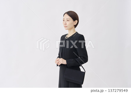 喪服を着た女性のポートレート　白背景 137279549