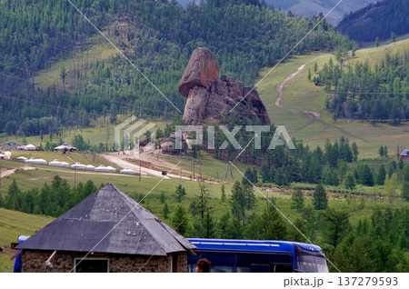 モンゴル アリヤバル寺院より亀石を望む モンゴル アリヤバル寺院より亀石を望む 137279593