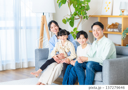 リビングで団欒する4人家族 リビングで団欒する4人家族 137279646