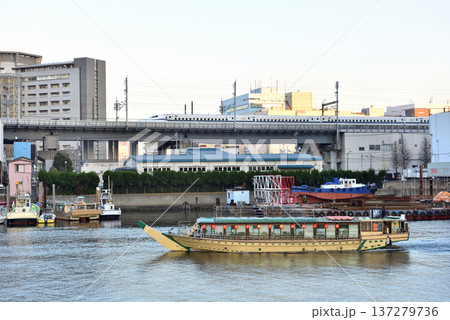 京浜運河を下る屋形船と引き込み線を走る新幹線 137279736