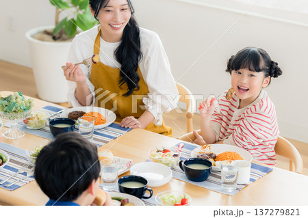 ダイニングで食事する4人家族 ダイニングで食事する4人家族 137279821