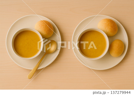 心安らぐ朝の風景、ふんわりパンを添えた黄金のポタージュセット 心安らぐ朝の風景、ふんわりパンを添えた黄金のポタージュセット 137279944