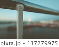 夜明けの船上から見た港と灯台 137279975