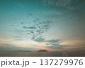 船上から見える夜明けの空と海の景色 137279976