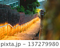 長崎の夕暮れ、石畳の階段と細い路地, 坂の町 137279980