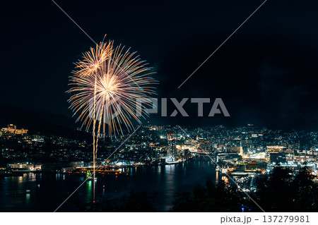 長崎の夜景と夜空に打ち上がる花火, 世界新三大夜景 137279981