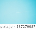 青空に伸びる一筋の飛行機雲, 背景素材 137279987