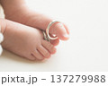 親指に結婚指輪をはめた新生児の足,ニューボーンフォト 137279988