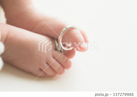 親指に結婚指輪をはめた新生児の足,ニューボーンフォト 親指に結婚指輪をはめた新生児の足,ニューボーンフォト 137279988