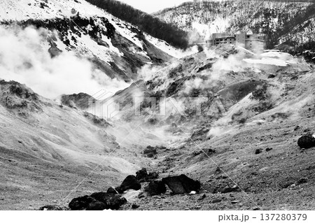 冬の「登別地獄谷」雪と噴気孔から出る蒸気 奥に温泉街「白黒」 冬の「登別地獄谷」雪と噴気孔から出る蒸気 奥に温泉街「白黒」 137280379