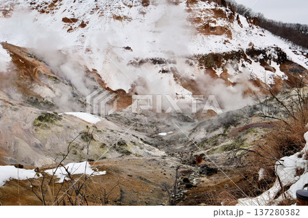 冬の「登別地獄谷」白い雪と茶色い山肌から上る蒸気 冬の「登別地獄谷」白い雪と茶色い山肌から上る蒸気 137280382