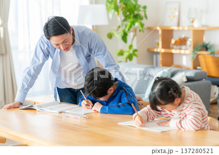 リビングで勉強する子供たち リビングで勉強する子供たち 137280521