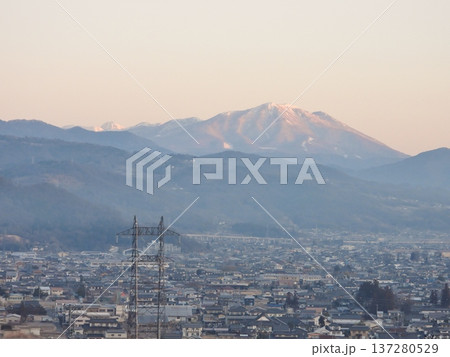 茜色に染まる早朝の飯綱山 137280529