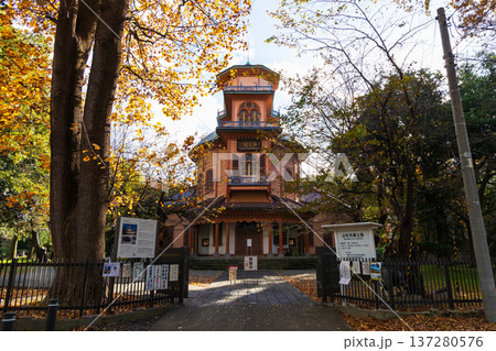 秋の山形県山形市 紅葉の霞城公園 旧済生館本館 秋の山形県山形市 紅葉の霞城公園 旧済生館本館 137280576