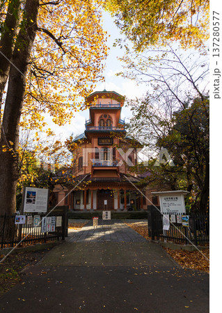 秋の山形県山形市　紅葉の霞城公園　旧済生館本館 137280577