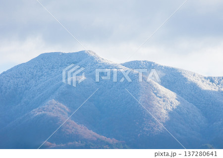 秋の山形県山形市 山寺駅から冠雪の面白山を望む 秋の山形県山形市 山寺駅から冠雪の面白山を望む 137280641